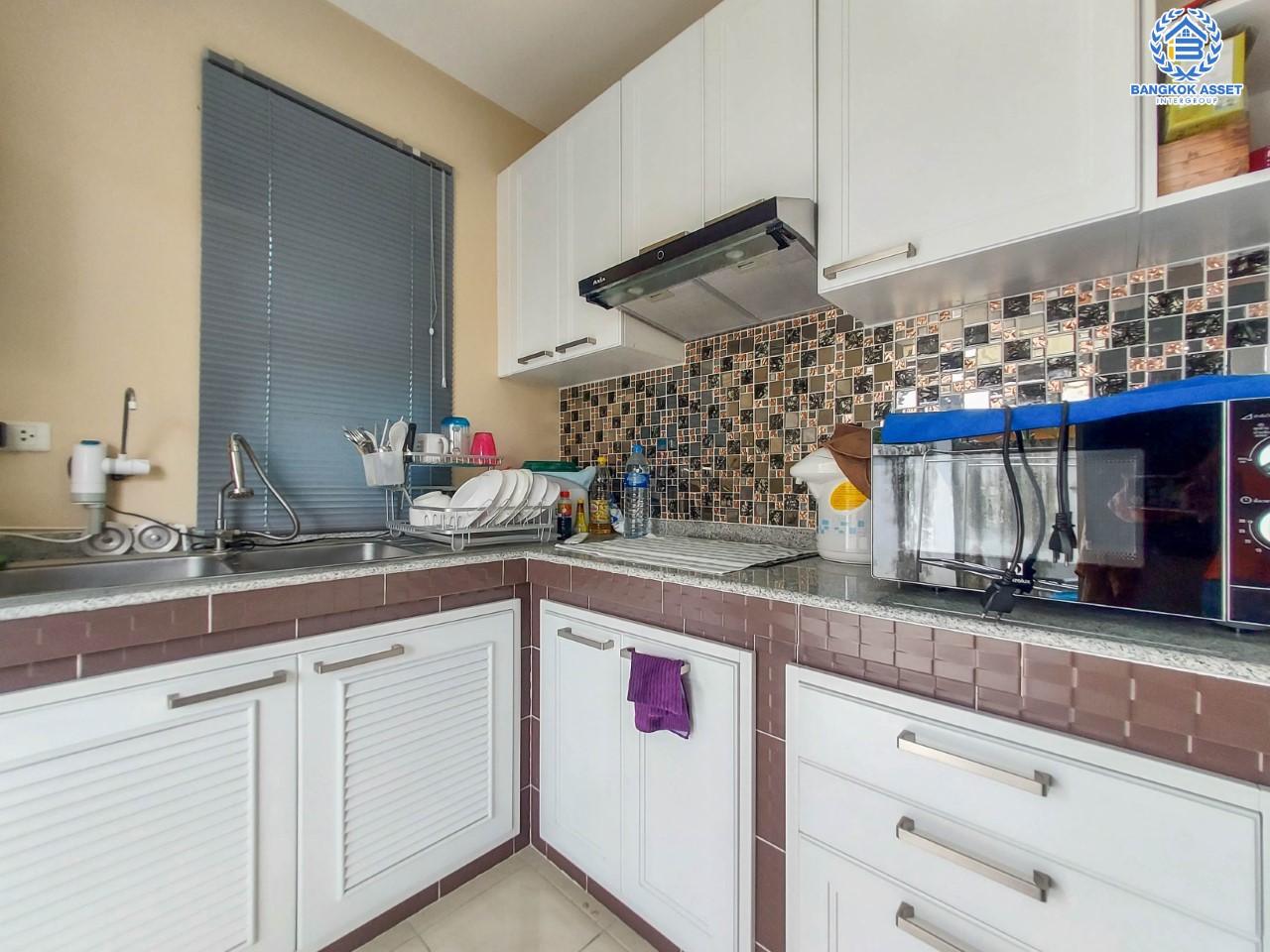 บ้านเดี่ยวมือสองย่านปทุมธานี ม.ชวนชื่นกรีนบาวด์ กรุงเทพ-ปทุมธานี บ้านสวยพร้อมเข้าอยู่ อยู่ในโครงการสภาพแวดล้อมดีมาก มีสนามกอล์ฟ เนื้อที่ 60.6 ตร.ว. ฟังก์ชัน 3 ห้องนอน 3 ห้องน้ำ จอดรถได้ 2 คัน บนทำเลเดินทางสะดวก เชื่อมต่อถนนหลายเส้นทาง ใกล้จุดขึ้นทางด่วน "อุดรรัถยา"